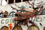 Ein Drache durchbricht die Wand